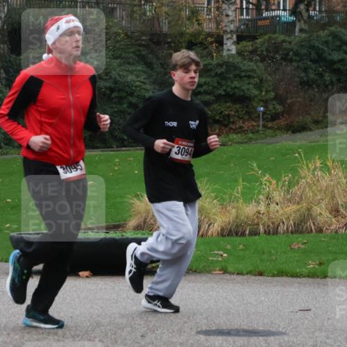 08.12.2024 - St. Pauli X-Mass-Run No. 14 Strokosch-Dieckow http://msf.ph/oto/7505109 08.12.2024 09:39:24 Laufen 3095, 3094 meine-sportfotos.de