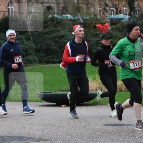 08.12.2024 - St. Pauli X-Mass-Run No. 14 Strokosch-Dieckow http://msf.ph/oto/7505126 08.12.2024 09:39:26 Laufen 1105, 1119, 8, 247, 111 meine-sportfotos.de