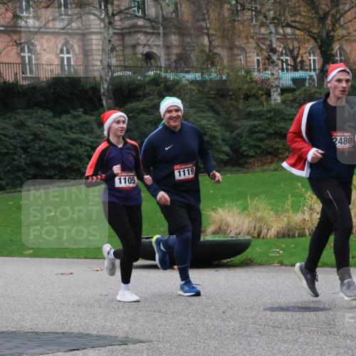 08.12.2024 - St. Pauli X-Mass-Run No. 14 Strokosch-Dieckow http://msf.ph/oto/7505132 08.12.2024 09:39:26 Laufen 1105, 1119, 2480, 2478 meine-sportfotos.de