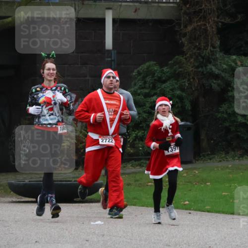 08.12.2024 - St. Pauli X-Mass-Run No. 14 Strokosch-Dieckow http://msf.ph/oto/7505151 08.12.2024 09:39:31 Laufen 2762, 188, 2722, 39 meine-sportfotos.de