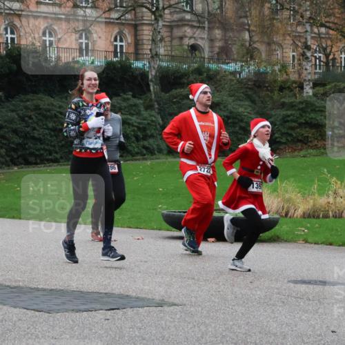 08.12.2024 - St. Pauli X-Mass-Run No. 14 Strokosch-Dieckow http://msf.ph/oto/7505178 08.12.2024 09:39:34 Laufen 2762, 96, 2722, 39 meine-sportfotos.de
