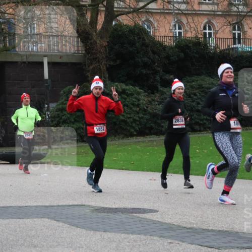 08.12.2024 - St. Pauli X-Mass-Run No. 14 Strokosch-Dieckow http://msf.ph/oto/7505189 08.12.2024 09:39:36 Laufen 2839, 60, 1852, 100, 2944, 2943, 2, 2762 meine-sportfotos.de