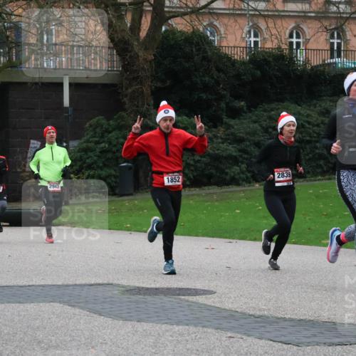 08.12.2024 - St. Pauli X-Mass-Run No. 14 Strokosch-Dieckow http://msf.ph/oto/7505192 08.12.2024 09:39:36 Laufen 2760, 1852, 2944, 2943, 2839, 100, 28 meine-sportfotos.de