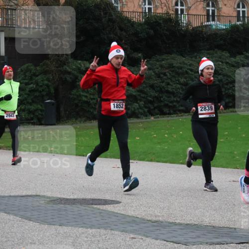 08.12.2024 - St. Pauli X-Mass-Run No. 14 Strokosch-Dieckow http://msf.ph/oto/7505194 08.12.2024 09:39:36 Laufen 2944, 1852, 2943, 2839, 2839, 10 meine-sportfotos.de