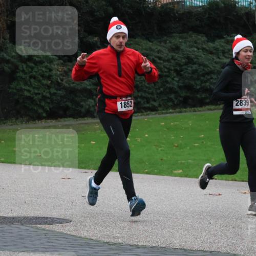 08.12.2024 - St. Pauli X-Mass-Run No. 14 Strokosch-Dieckow http://msf.ph/oto/7505198 08.12.2024 09:39:37 Laufen 2943, 1, 1852, 2839, 2839 meine-sportfotos.de