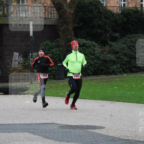 08.12.2024 - St. Pauli X-Mass-Run No. 14 Strokosch-Dieckow http://msf.ph/oto/7505199 08.12.2024 09:39:37 Laufen 2760, 2944, 2943 meine-sportfotos.de