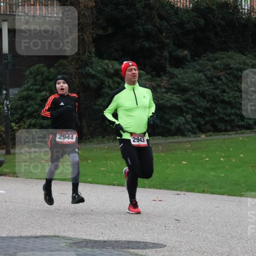 08.12.2024 - St. Pauli X-Mass-Run No. 14 Strokosch-Dieckow http://msf.ph/oto/7505201 08.12.2024 09:39:37 Laufen 2944, 2943 meine-sportfotos.de