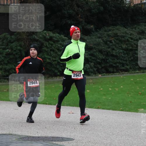 08.12.2024 - St. Pauli X-Mass-Run No. 14 Strokosch-Dieckow http://msf.ph/oto/7505203 08.12.2024 09:39:38 Laufen 2944, 2943 meine-sportfotos.de
