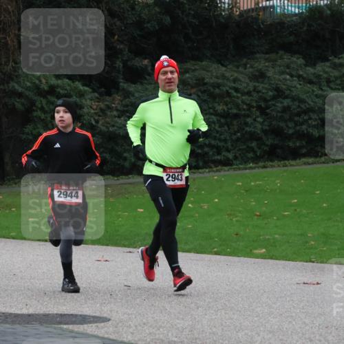 08.12.2024 - St. Pauli X-Mass-Run No. 14 Strokosch-Dieckow http://msf.ph/oto/7505206 08.12.2024 09:39:38 Laufen 2944, 2943 meine-sportfotos.de