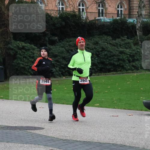 08.12.2024 - St. Pauli X-Mass-Run No. 14 Strokosch-Dieckow http://msf.ph/oto/7505207 08.12.2024 09:39:38 Laufen 2943, 2944 meine-sportfotos.de