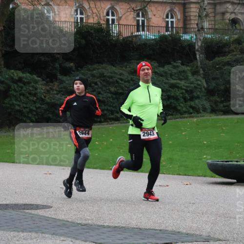08.12.2024 - St. Pauli X-Mass-Run No. 14 Strokosch-Dieckow http://msf.ph/oto/7505210 08.12.2024 09:39:38 Laufen 2944, 2943 meine-sportfotos.de