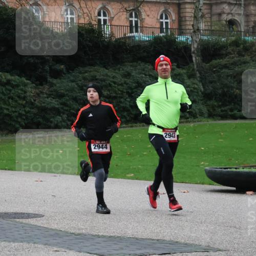 08.12.2024 - St. Pauli X-Mass-Run No. 14 Strokosch-Dieckow http://msf.ph/oto/7505213 08.12.2024 09:39:39 Laufen 1, 2944, 2943 meine-sportfotos.de