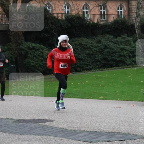 08.12.2024 - St. Pauli X-Mass-Run No. 14 Strokosch-Dieckow http://msf.ph/oto/7505278 08.12.2024 09:39:50 Laufen 3092, 1802 meine-sportfotos.de