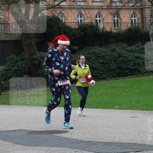 08.12.2024 - St. Pauli X-Mass-Run No. 14 Strokosch-Dieckow http://msf.ph/oto/7505331 08.12.2024 09:40:00 Laufen 1565, 2818 meine-sportfotos.de