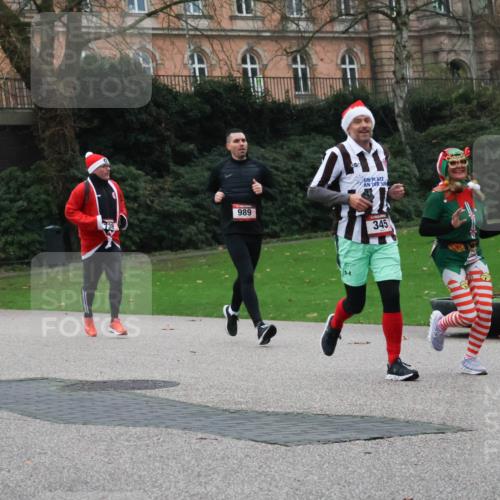 08.12.2024 - St. Pauli X-Mass-Run No. 14 Strokosch-Dieckow http://msf.ph/oto/7505368 08.12.2024 09:40:06 Laufen 062, 738, 989, 345 meine-sportfotos.de