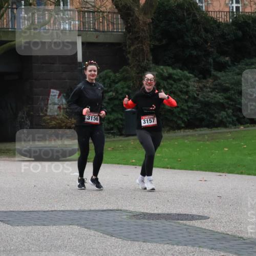 08.12.2024 - St. Pauli X-Mass-Run No. 14 Strokosch-Dieckow http://msf.ph/oto/7505398 08.12.2024 09:40:10 Laufen 3156, 3157, 306 meine-sportfotos.de