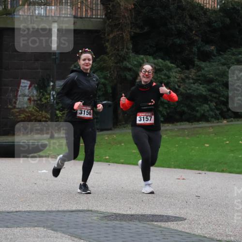 08.12.2024 - St. Pauli X-Mass-Run No. 14 Strokosch-Dieckow http://msf.ph/oto/7505401 08.12.2024 09:40:10 Laufen 3156, 3157, 3 meine-sportfotos.de