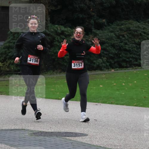 08.12.2024 - St. Pauli X-Mass-Run No. 14 Strokosch-Dieckow http://msf.ph/oto/7505402 08.12.2024 09:40:10 Laufen 3156, 3157, 306 meine-sportfotos.de