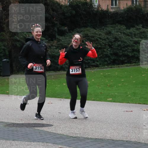 08.12.2024 - St. Pauli X-Mass-Run No. 14 Strokosch-Dieckow http://msf.ph/oto/7505408 08.12.2024 09:40:11 Laufen 3156, 3157 meine-sportfotos.de