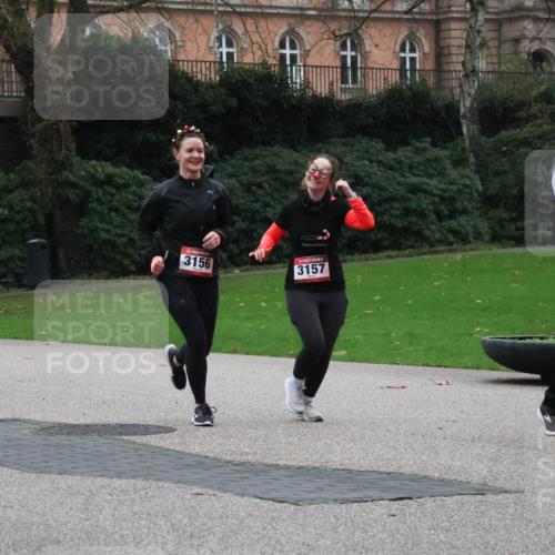 08.12.2024 - St. Pauli X-Mass-Run No. 14 Strokosch-Dieckow http://msf.ph/oto/7505411 08.12.2024 09:40:11 Laufen 3156, 3157, 306 meine-sportfotos.de