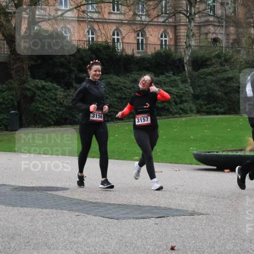 08.12.2024 - St. Pauli X-Mass-Run No. 14 Strokosch-Dieckow http://msf.ph/oto/7505413 08.12.2024 09:40:11 Laufen 3156, 3157, 306 meine-sportfotos.de