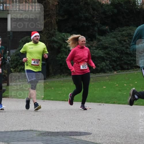 08.12.2024 - St. Pauli X-Mass-Run No. 14 Strokosch-Dieckow http://msf.ph/oto/7505437 08.12.2024 09:40:16 Laufen 418, 904, 512, 789 meine-sportfotos.de