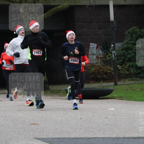 08.12.2024 - St. Pauli X-Mass-Run No. 14 Strokosch-Dieckow http://msf.ph/oto/7505467 08.12.2024 09:40:21 Laufen 3007, 2983, 2984 meine-sportfotos.de
