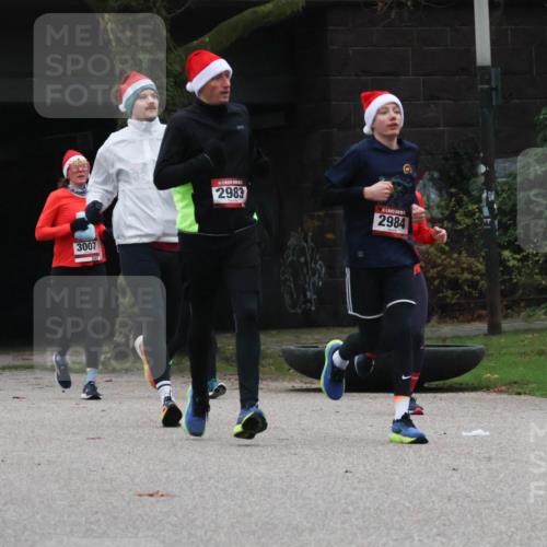 08.12.2024 - St. Pauli X-Mass-Run No. 14 Strokosch-Dieckow http://msf.ph/oto/7505469 08.12.2024 09:40:21 Laufen 3007, 29, 2983, 2984 meine-sportfotos.de