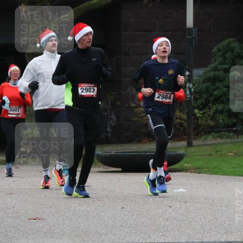 08.12.2024 - St. Pauli X-Mass-Run No. 14 Strokosch-Dieckow http://msf.ph/oto/7505471 08.12.2024 09:40:21 Laufen 3007, 2983, 2984 meine-sportfotos.de