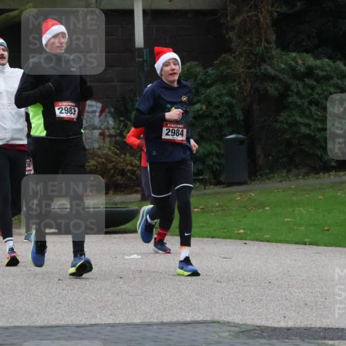 08.12.2024 - St. Pauli X-Mass-Run No. 14 Strokosch-Dieckow http://msf.ph/oto/7505476 08.12.2024 09:40:22 Laufen 3007, 08, 2983, 2984 meine-sportfotos.de