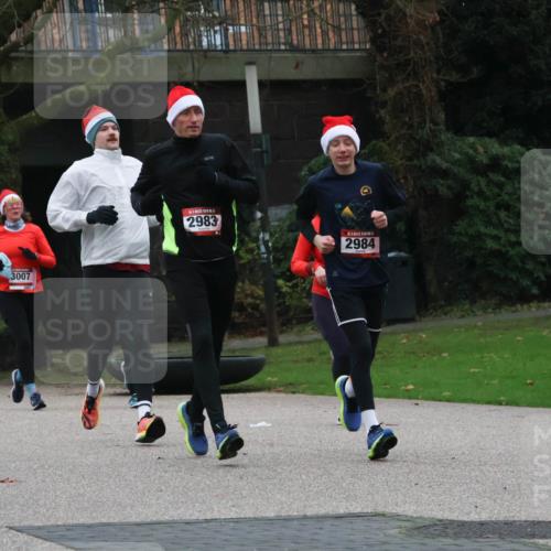 08.12.2024 - St. Pauli X-Mass-Run No. 14 Strokosch-Dieckow http://msf.ph/oto/7505480 08.12.2024 09:40:22 Laufen 3007, 2983, 2984 meine-sportfotos.de