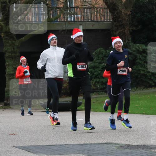 08.12.2024 - St. Pauli X-Mass-Run No. 14 Strokosch-Dieckow http://msf.ph/oto/7505482 08.12.2024 09:40:22 Laufen 3007, 32, 2983, 2984 meine-sportfotos.de