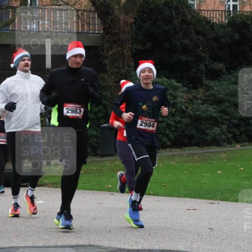 08.12.2024 - St. Pauli X-Mass-Run No. 14 Strokosch-Dieckow http://msf.ph/oto/7505483 08.12.2024 09:40:23 Laufen 3007, 300, 2983, 2984 meine-sportfotos.de