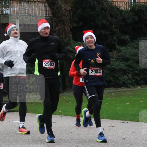 08.12.2024 - St. Pauli X-Mass-Run No. 14 Strokosch-Dieckow http://msf.ph/oto/7505486 08.12.2024 09:40:23 Laufen 007, 3008, 2983, 8, 14, 2984 meine-sportfotos.de