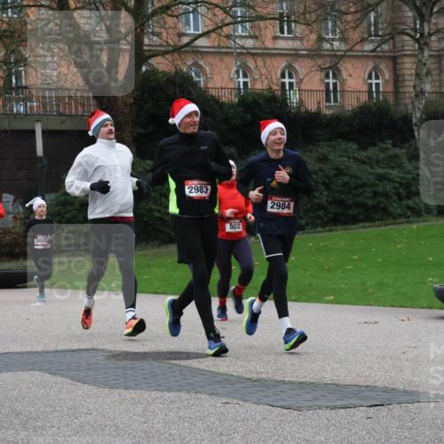 08.12.2024 - St. Pauli X-Mass-Run No. 14 Strokosch-Dieckow http://msf.ph/oto/7505490 08.12.2024 09:40:24 Laufen 3007, 3008, 2983, 802, 2984 meine-sportfotos.de