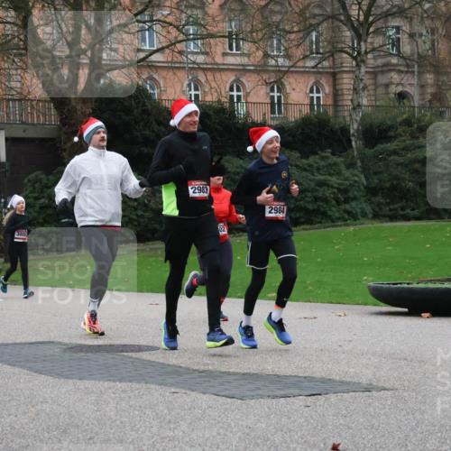 08.12.2024 - St. Pauli X-Mass-Run No. 14 Strokosch-Dieckow http://msf.ph/oto/7505493 08.12.2024 09:40:24 Laufen 3007, 3008, 32, 2983, 102, 2984 meine-sportfotos.de
