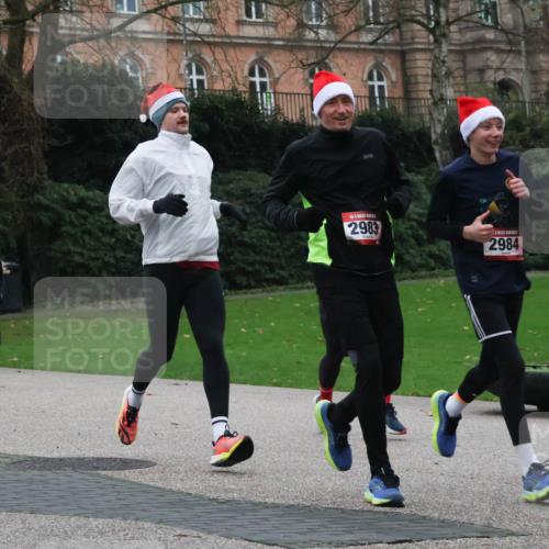 08.12.2024 - St. Pauli X-Mass-Run No. 14 Strokosch-Dieckow http://msf.ph/oto/7505496 08.12.2024 09:40:24 Laufen 3007, 3008, 2983, 2984 meine-sportfotos.de