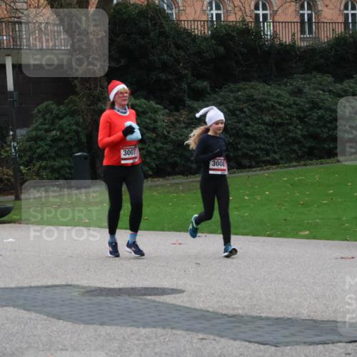08.12.2024 - St. Pauli X-Mass-Run No. 14 Strokosch-Dieckow http://msf.ph/oto/7505510 08.12.2024 09:40:26 Laufen 4874, 3007, 3008 meine-sportfotos.de