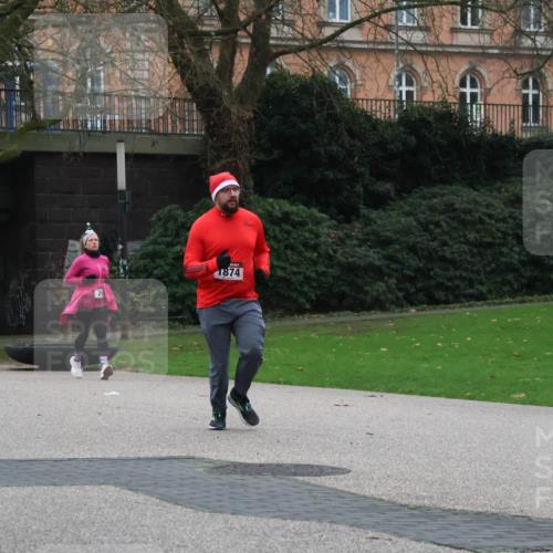 08.12.2024 - St. Pauli X-Mass-Run No. 14 Strokosch-Dieckow http://msf.ph/oto/7505529 08.12.2024 09:40:28 Laufen 1393, 29, 1874, 3007, 3007 meine-sportfotos.de