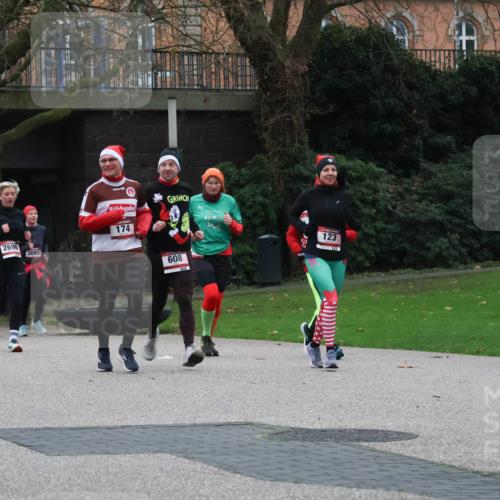 08.12.2024 - St. Pauli X-Mass-Run No. 14 Strokosch-Dieckow http://msf.ph/oto/7505576 08.12.2024 09:40:34 Laufen 604, 2696, 3093, 174, 123, 123, 608, 13 meine-sportfotos.de