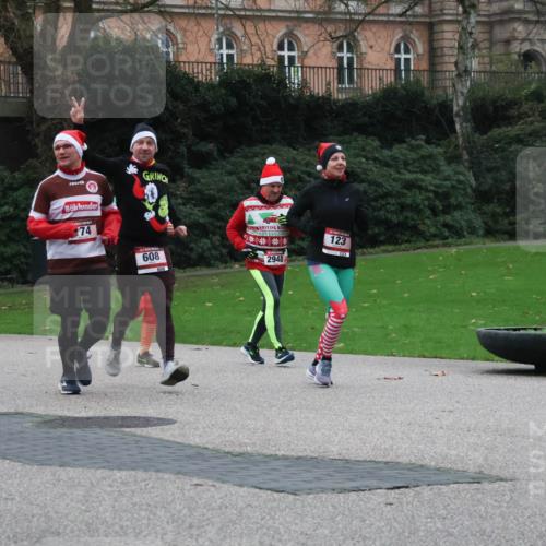 08.12.2024 - St. Pauli X-Mass-Run No. 14 Strokosch-Dieckow http://msf.ph/oto/7505589 08.12.2024 09:40:35 Laufen 2696, 74, 608, 2948, 123, 123 meine-sportfotos.de