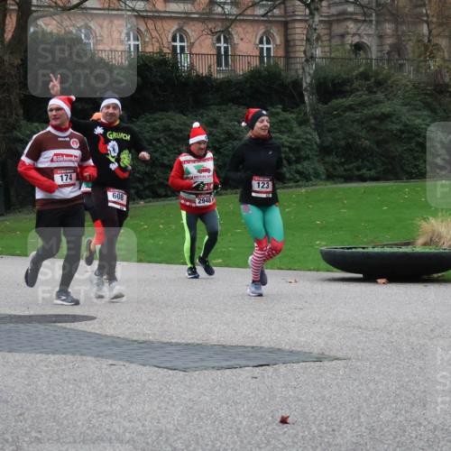 08.12.2024 - St. Pauli X-Mass-Run No. 14 Strokosch-Dieckow http://msf.ph/oto/7505591 08.12.2024 09:40:35 Laufen 2696, 174, 608, 2948, 123, 123 meine-sportfotos.de