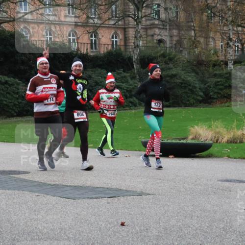 08.12.2024 - St. Pauli X-Mass-Run No. 14 Strokosch-Dieckow http://msf.ph/oto/7505596 08.12.2024 09:40:36 Laufen 2696, 74, 123, 608, 2948 meine-sportfotos.de
