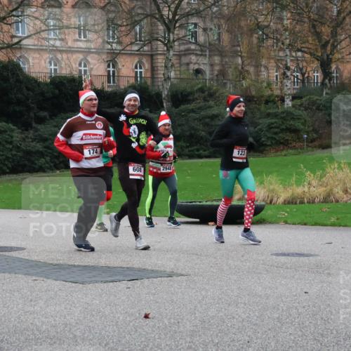 08.12.2024 - St. Pauli X-Mass-Run No. 14 Strokosch-Dieckow http://msf.ph/oto/7505598 08.12.2024 09:40:36 Laufen 2696, 174, 608, 2948, 123 meine-sportfotos.de