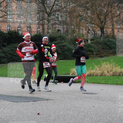 08.12.2024 - St. Pauli X-Mass-Run No. 14 Strokosch-Dieckow http://msf.ph/oto/7505600 08.12.2024 09:40:36 Laufen 3093, 2696, 174, 608, 2948, 123 meine-sportfotos.de