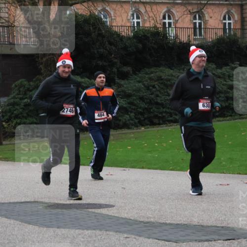 08.12.2024 - St. Pauli X-Mass-Run No. 14 Strokosch-Dieckow http://msf.ph/oto/7505632 08.12.2024 09:40:40 Laufen 70, 2746, 484, 630 meine-sportfotos.de