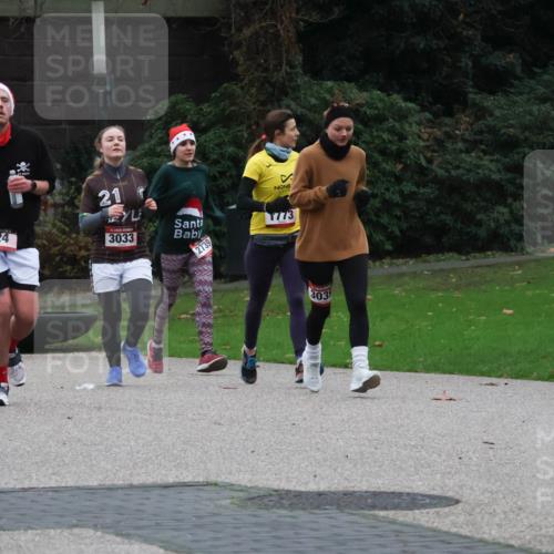 08.12.2024 - St. Pauli X-Mass-Run No. 14 Strokosch-Dieckow http://msf.ph/oto/7505656 08.12.2024 09:40:44 Laufen 21, 624, 3033, 2739, 1773, 303 meine-sportfotos.de