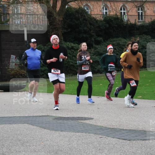08.12.2024 - St. Pauli X-Mass-Run No. 14 Strokosch-Dieckow http://msf.ph/oto/7505666 08.12.2024 09:40:46 Laufen 21, 3033, 624, 2739, 303 meine-sportfotos.de