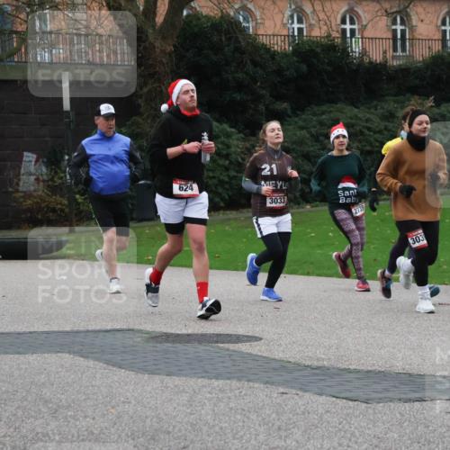 08.12.2024 - St. Pauli X-Mass-Run No. 14 Strokosch-Dieckow http://msf.ph/oto/7505667 08.12.2024 09:40:46 Laufen 624, 21, 3033, 2739, 303 meine-sportfotos.de