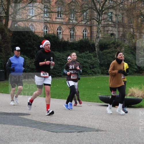 08.12.2024 - St. Pauli X-Mass-Run No. 14 Strokosch-Dieckow http://msf.ph/oto/7505673 08.12.2024 09:40:47 Laufen 624, 21, 3033, 303 meine-sportfotos.de